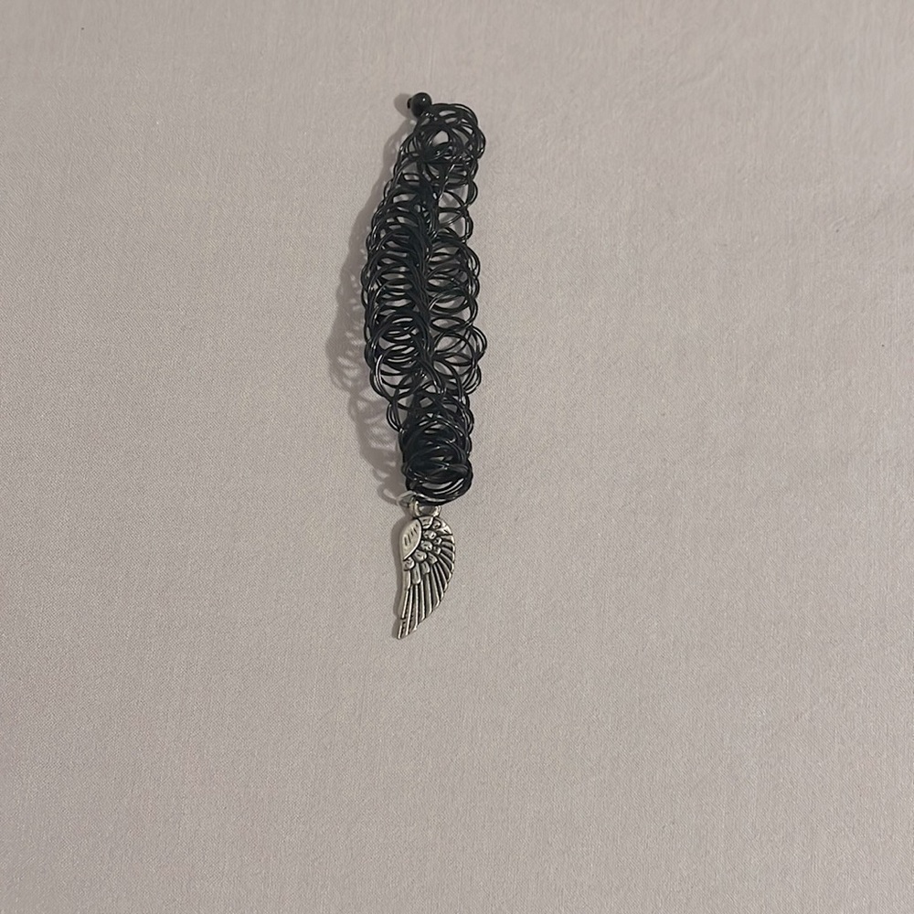 Angel wing choker